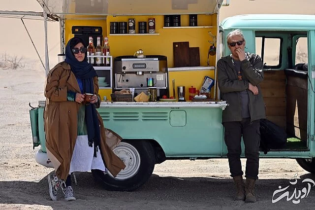 دو عکس از باران کوثری در جلو و پشت دوربینِ فیلمِ «چرا گریه نمیکنی؟»